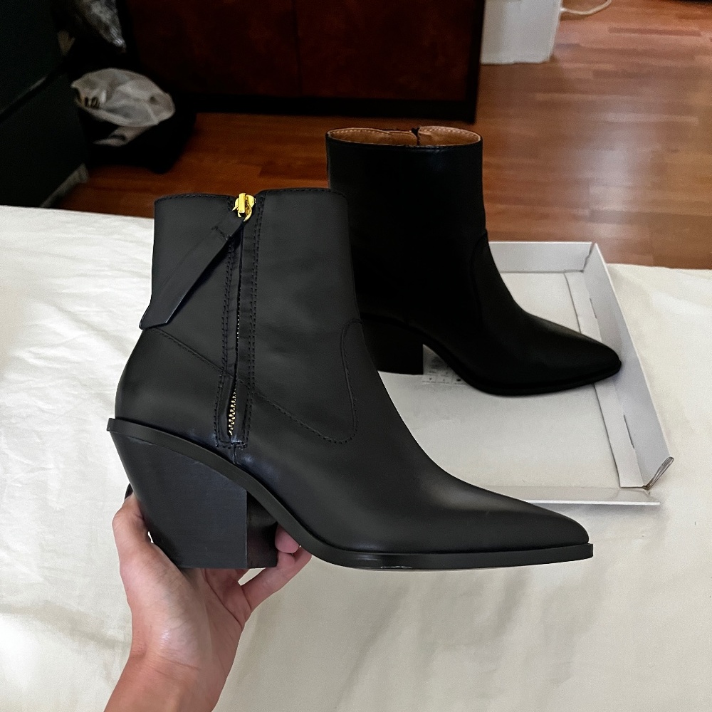 Low Cowboy Boots in Black